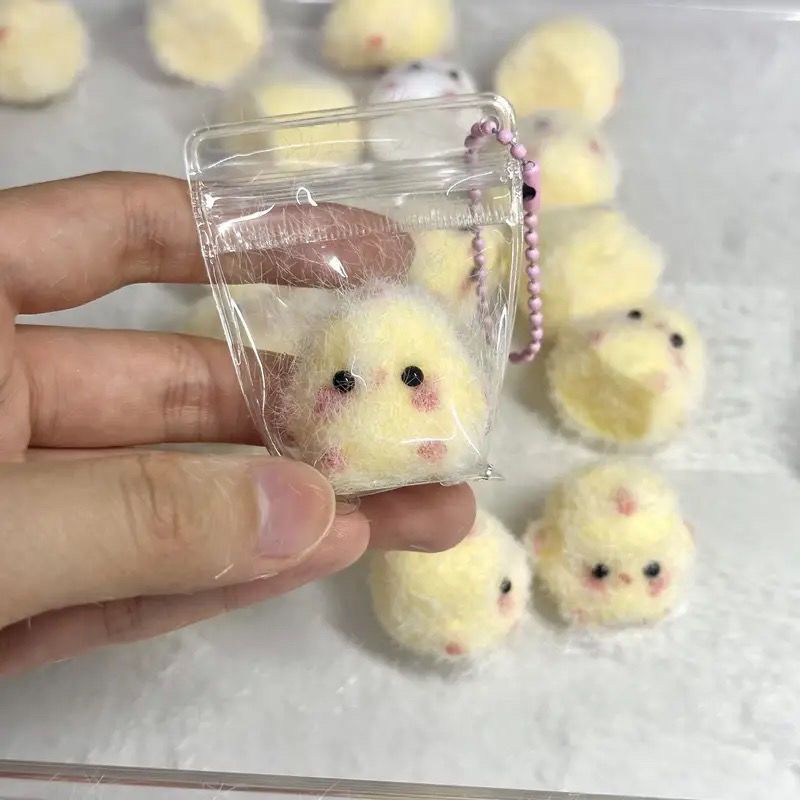 Jouet de pince à poulet en plastique avec pendentif décoratif - Jouet de soulagement de la pression à rebond lent pour les jeunes
