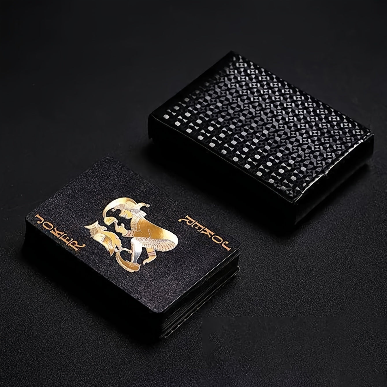 Matériel PVC imperméable de haute qualité, adapté aux amateurs de jeux de société et de fêtes. Jeu de cartes flexible avec boîte, utilisé pour les fêtes de fin d'année et les cadeaux pour les amis et la famille pendant les festivals.